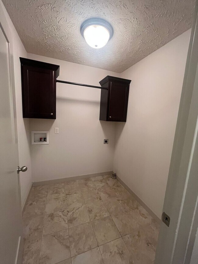 Building Photo - WOW! Look at this property ! You cant beat this price!