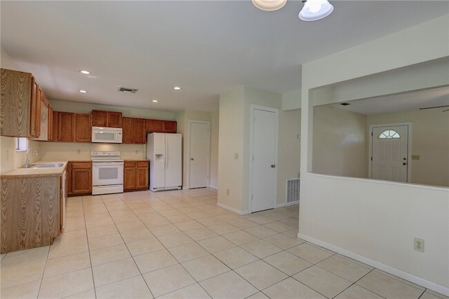Building Photo - 950 Landsdowne Dr