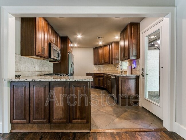 Building Photo - 9631 Stratford Dr