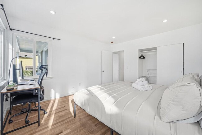 Building Photo - 422 Morse Ave