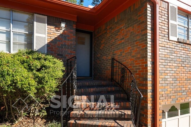 Building Photo - 10 37th Ave NE