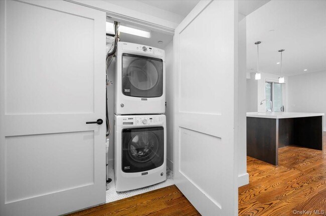 Building Photo - 422 E Boston Post Rd