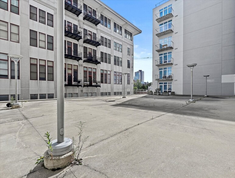 Building Photo - 601 E Ogden Ave