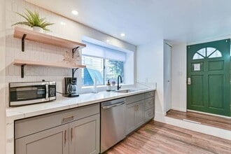 Building Photo - Stunning 1 bedroom 1 bathroom apartment in Queen Anne