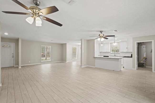 Building Photo - 105 Navajo Dr
