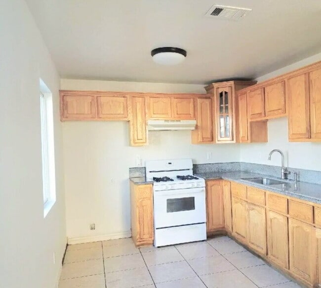 Building Photo - 844 W 54th St