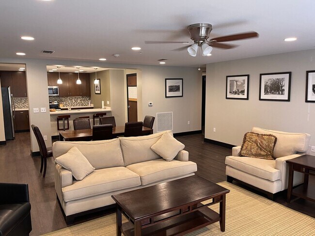 Building Photo - Beautiful Downtown Condo!