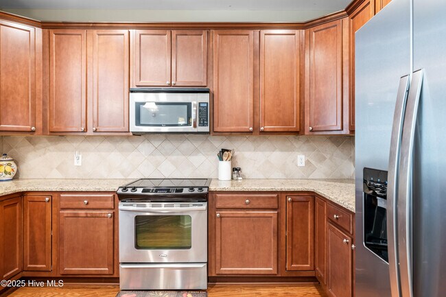 Building Photo - 2537 St James Dr SE