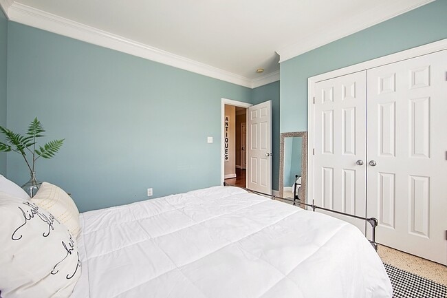 Building Photo - 331 Ridgeway Ct