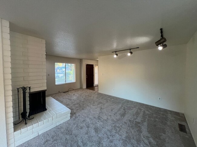 Building Photo - Single story home located in Lakewood Elementary School District!