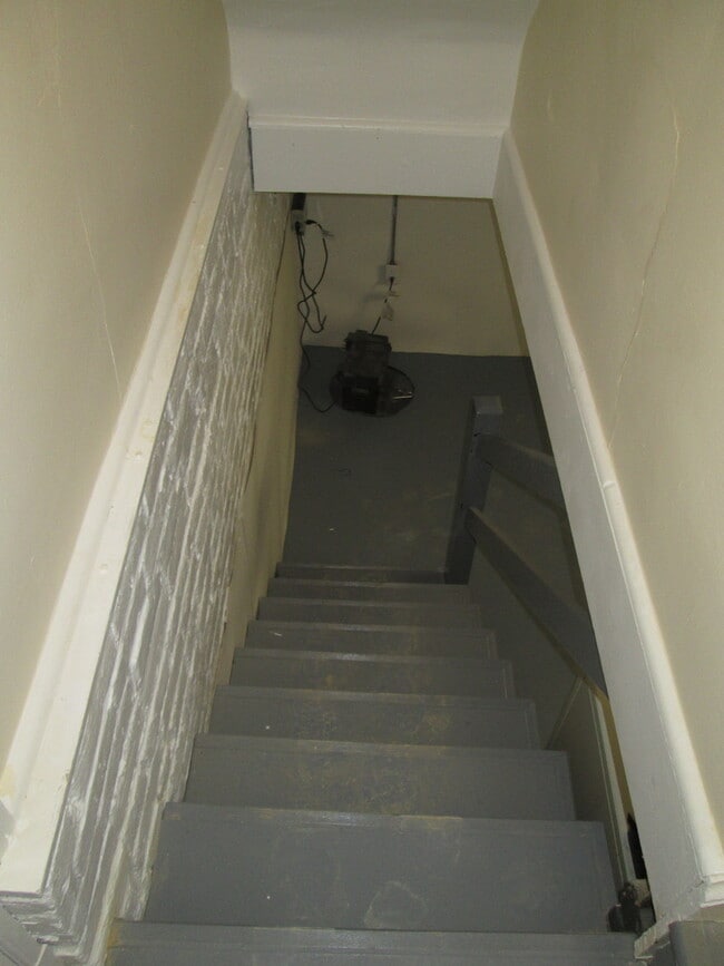 Building Photo - -- AVAILABLE JULY 17TH -- 3 BR / 1 BA Bric...