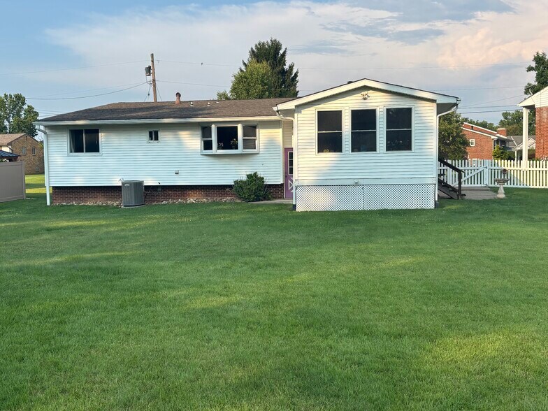 Building Photo - 225 Fairhaven Dr