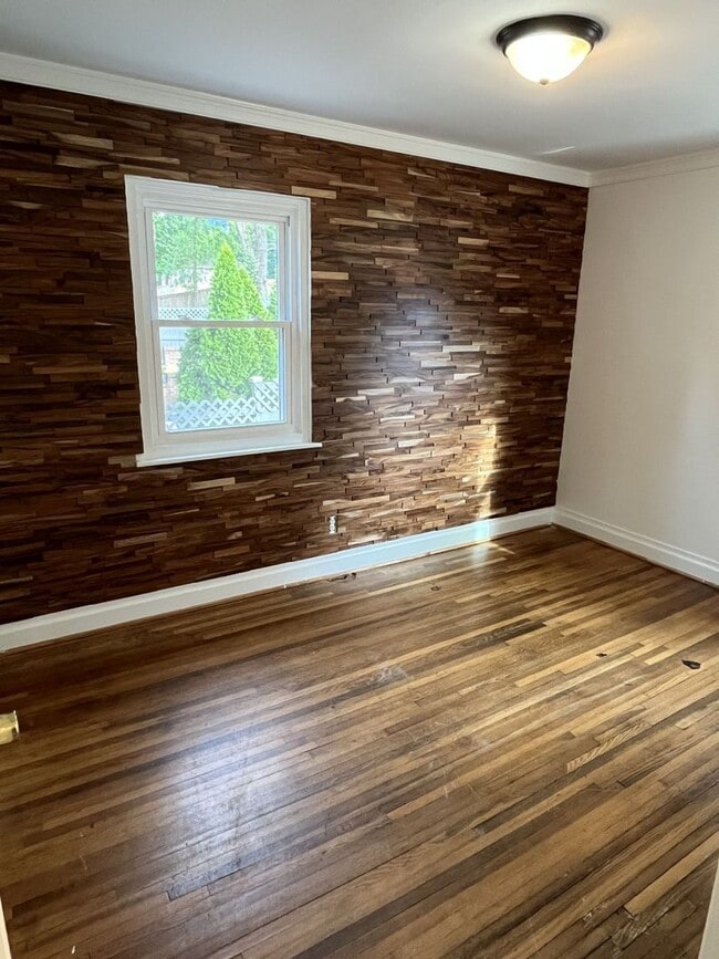 Building Photo - 2 Bed Back Unit in Uptown!