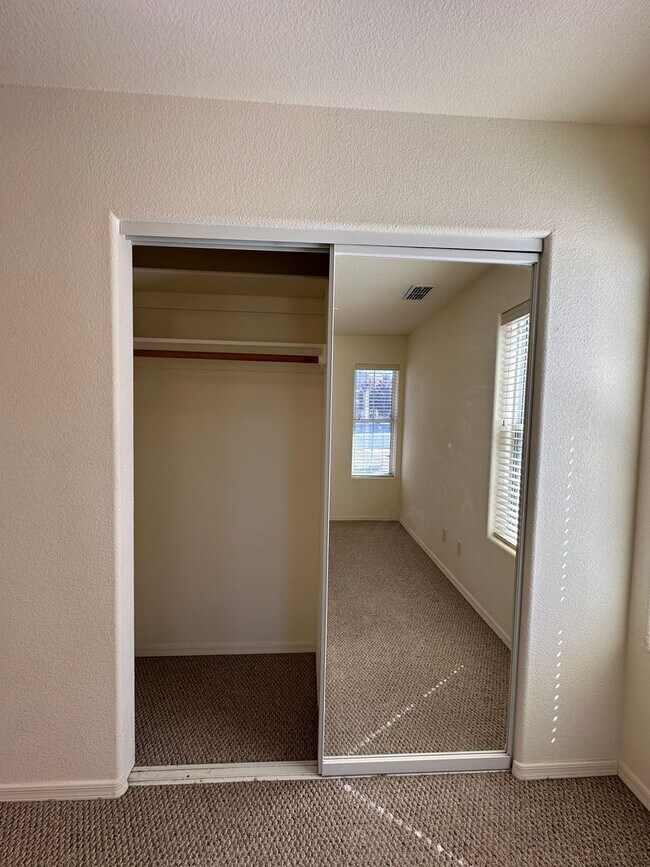 Building Photo - Beautiful 3 Bed / 2 Bath Home Backing to Cerbat Cliffs Golf Course!