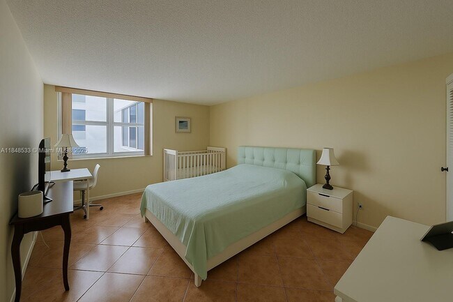 Building Photo - 2030 S Ocean Dr