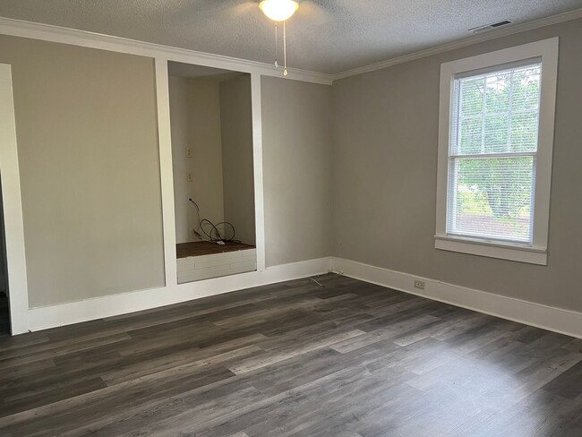 Building Photo - Newly Updated All-Brick Home in Growing Newport!