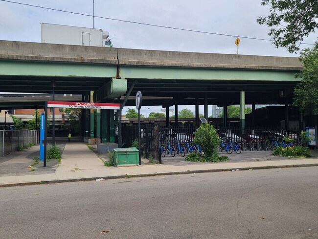 Building Photo - 15 Carson St