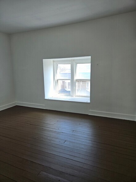 Building Photo - 1121 W Poplar St