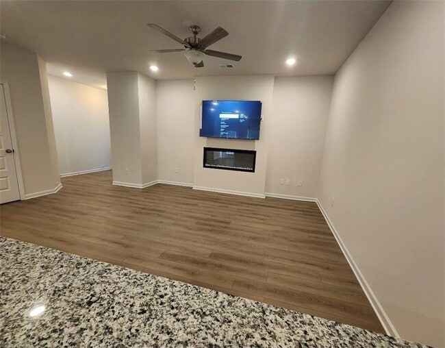 Building Photo - 2460 Ravencliff Dr