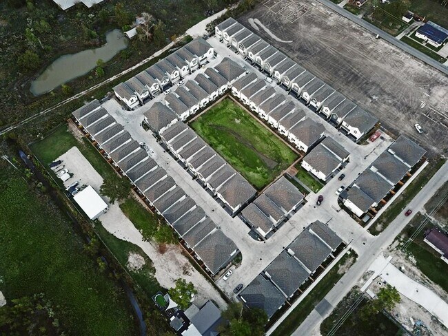 Building Photo - 5910 Haring Ln