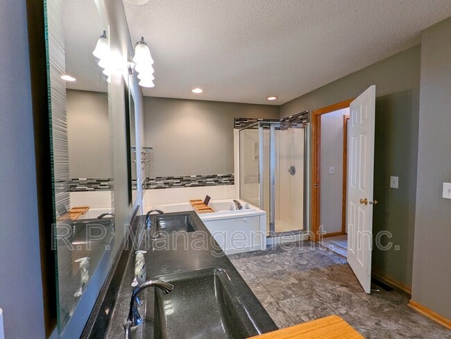 Building Photo - 1909 Bluestem Ln