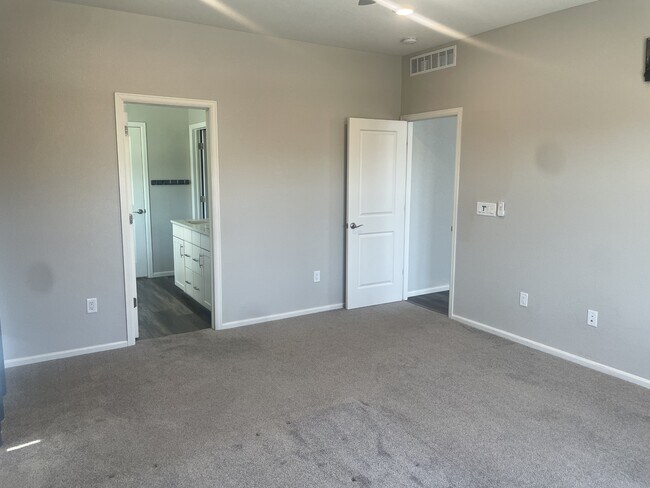 Building Photo - 4420 S Perth Ct