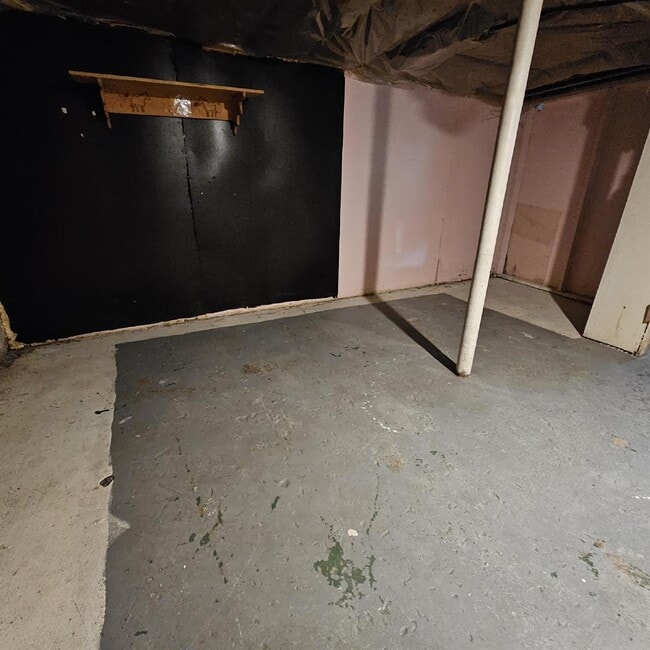 Building Photo - Duplex - 2 Bedroom, 2 Full Bathrooms and a...