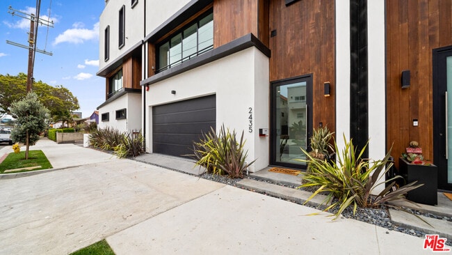 Building Photo - 2435 Penmar Ave