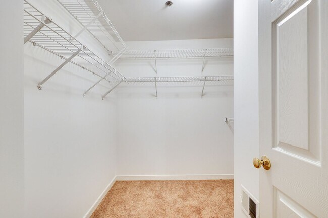 Building Photo - 1645 International Dr