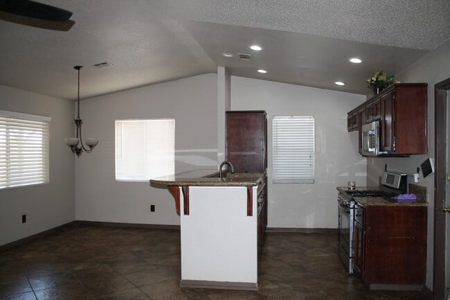 Building Photo - 2119 Foxglove Ct