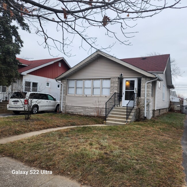 View of front of house from side - 7141 Jackson Ave