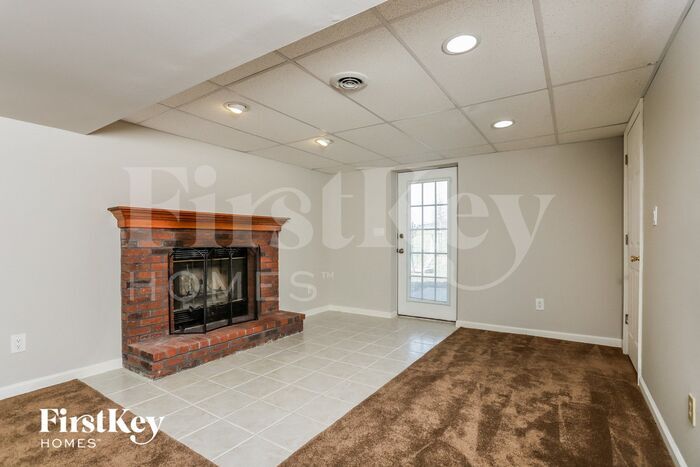 Building Photo - 819 Lakeside Manor Dr
