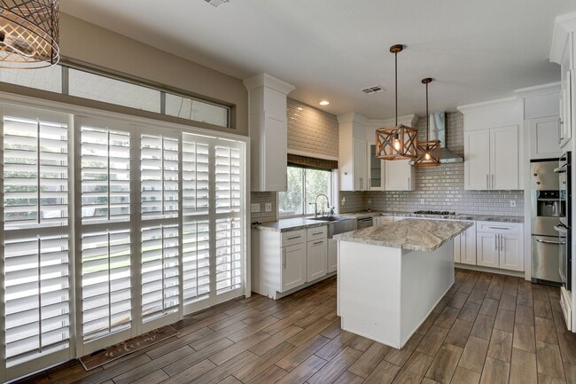 Building Photo - Luxurious 4 bd 3.5 bth Henderson Home in G...