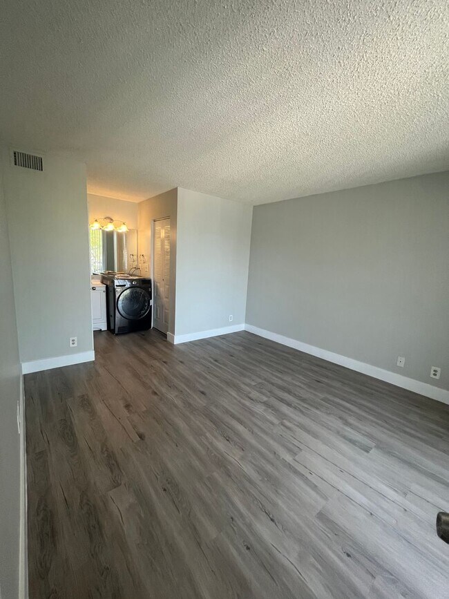 Building Photo - ONE BEDROOM ONE BATHROOM ! WITH W/D!!