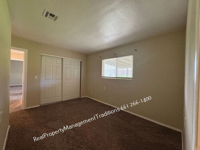 Building Photo - Great 3 + 2 Located in Quartz Hill