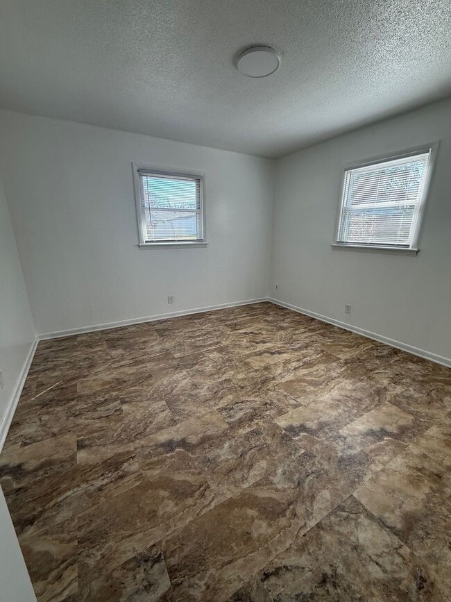 Building Photo - 104-104 N Birchwood Dr