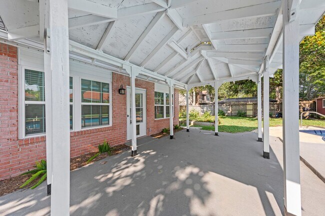 Building Photo - Spacious 4 Bedroom in Bluewater Bay w/ Large POOL!!