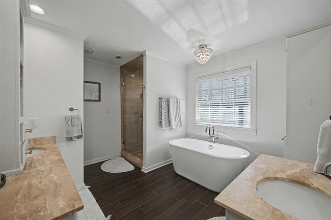 Building Photo - 2100 Daisy Ln