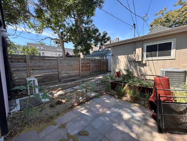 Building Photo - $0 DEPOSIT OPTION. CHARMING 3BED/2BATH VIC...