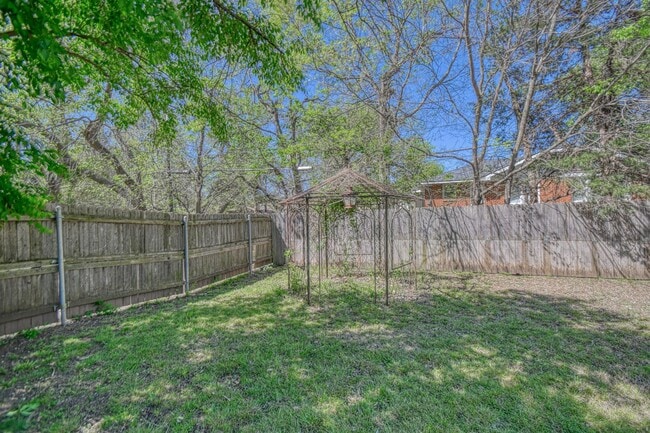 Building Photo - Charming Campus Home!