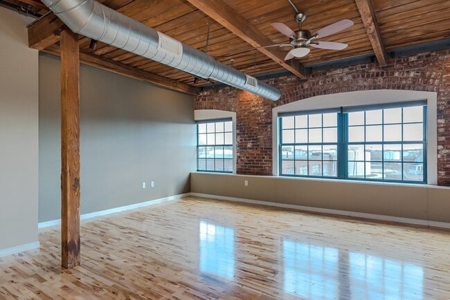 Building Photo - 210 Broadway