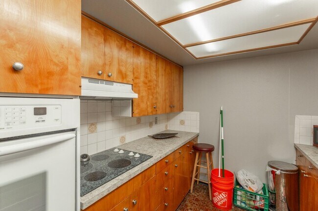 Building Photo - 10623 E Montgomery Ave