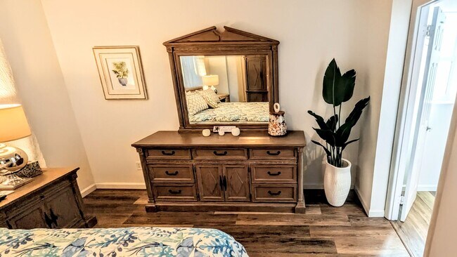 Building Photo - DOWNTOWN FURNISHED 2/2