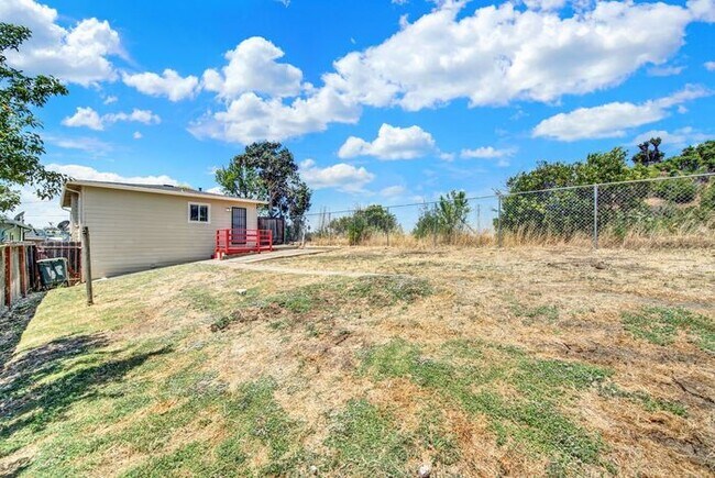 Building Photo - Great 2 Bed 1 Bath House in Vallejo -- AVA...