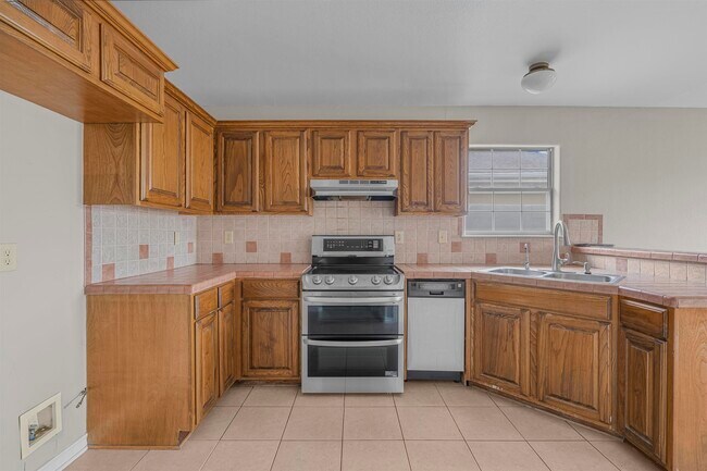 Building Photo - 3814 Sandcliff Dr