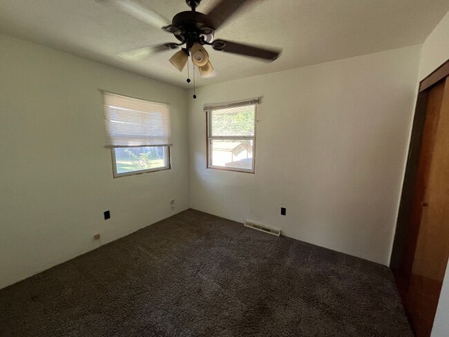 Building Photo - Three bedroom in Godfrey