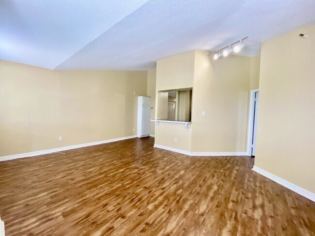 Building Photo - Top-Floor 2 Bedroom / 2 Bath Condo in The Meridian – Gated Community!