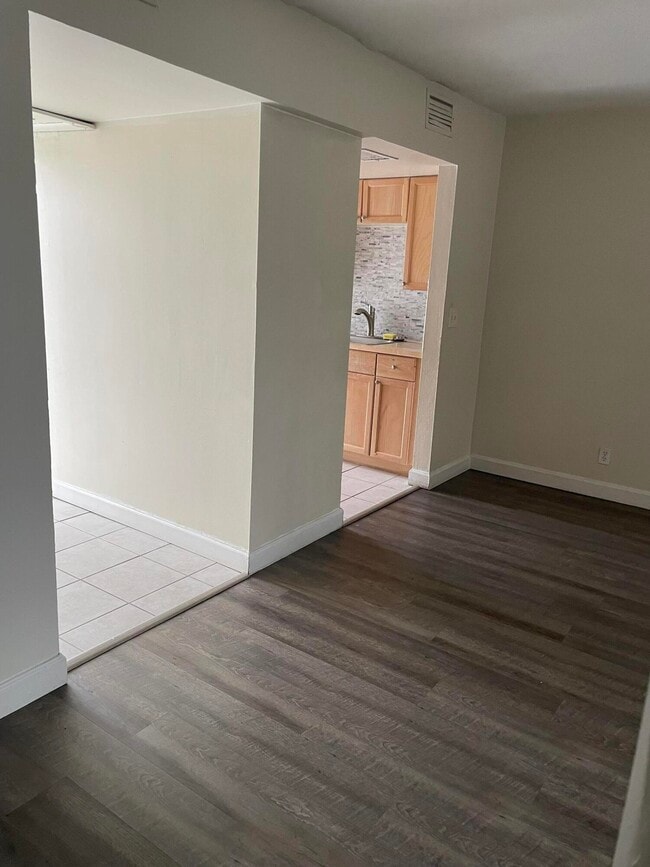 Building Photo - 1500 Crescent Cir