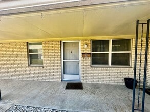 Building Photo - 1 Bedroom Apartment