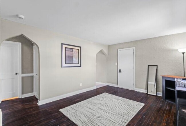 Building Photo - 206 E 37th St